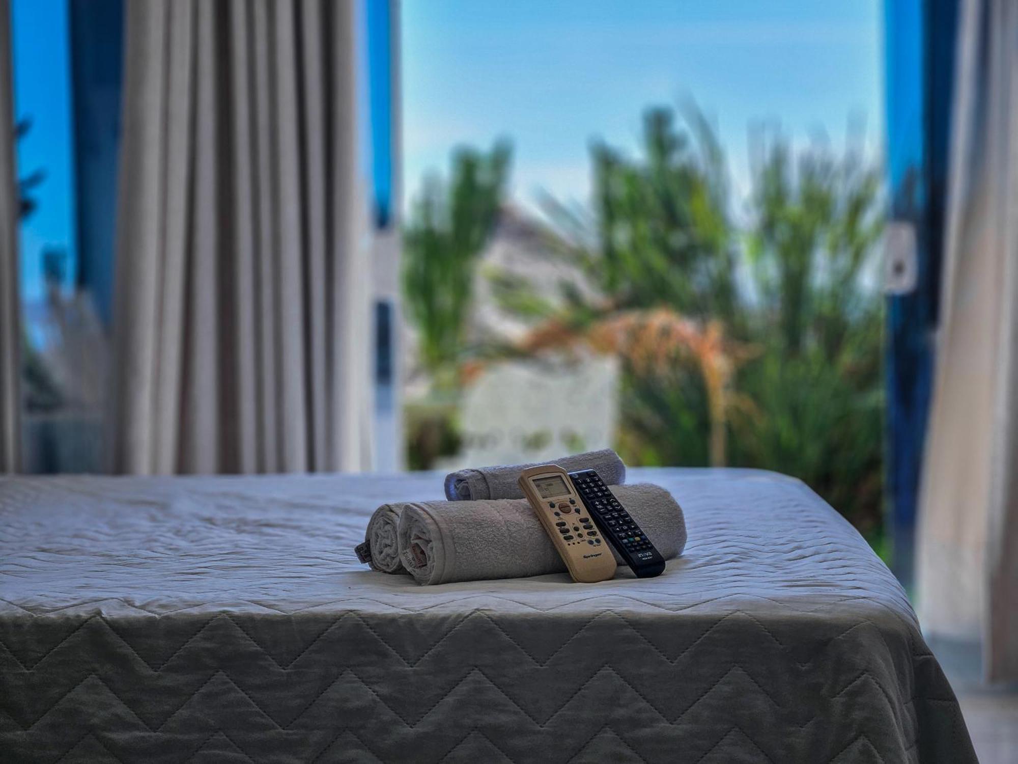 Hotel Bella Vista Ocean View Búzios Exteriér fotografie A bed with a remote control and a towel