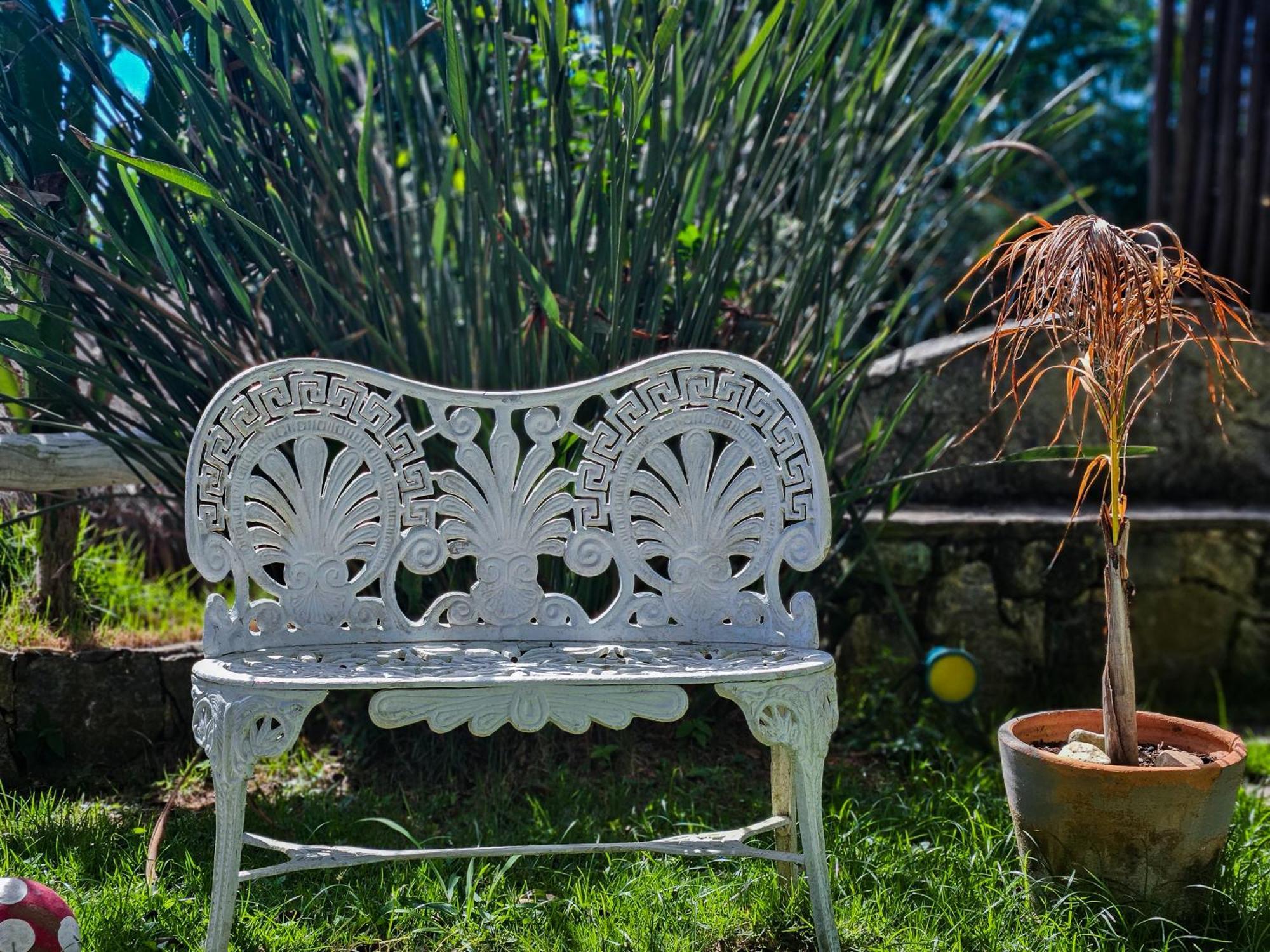 Hotel Bella Vista Ocean View Búzios Exteriér fotografie A white cast iron bench