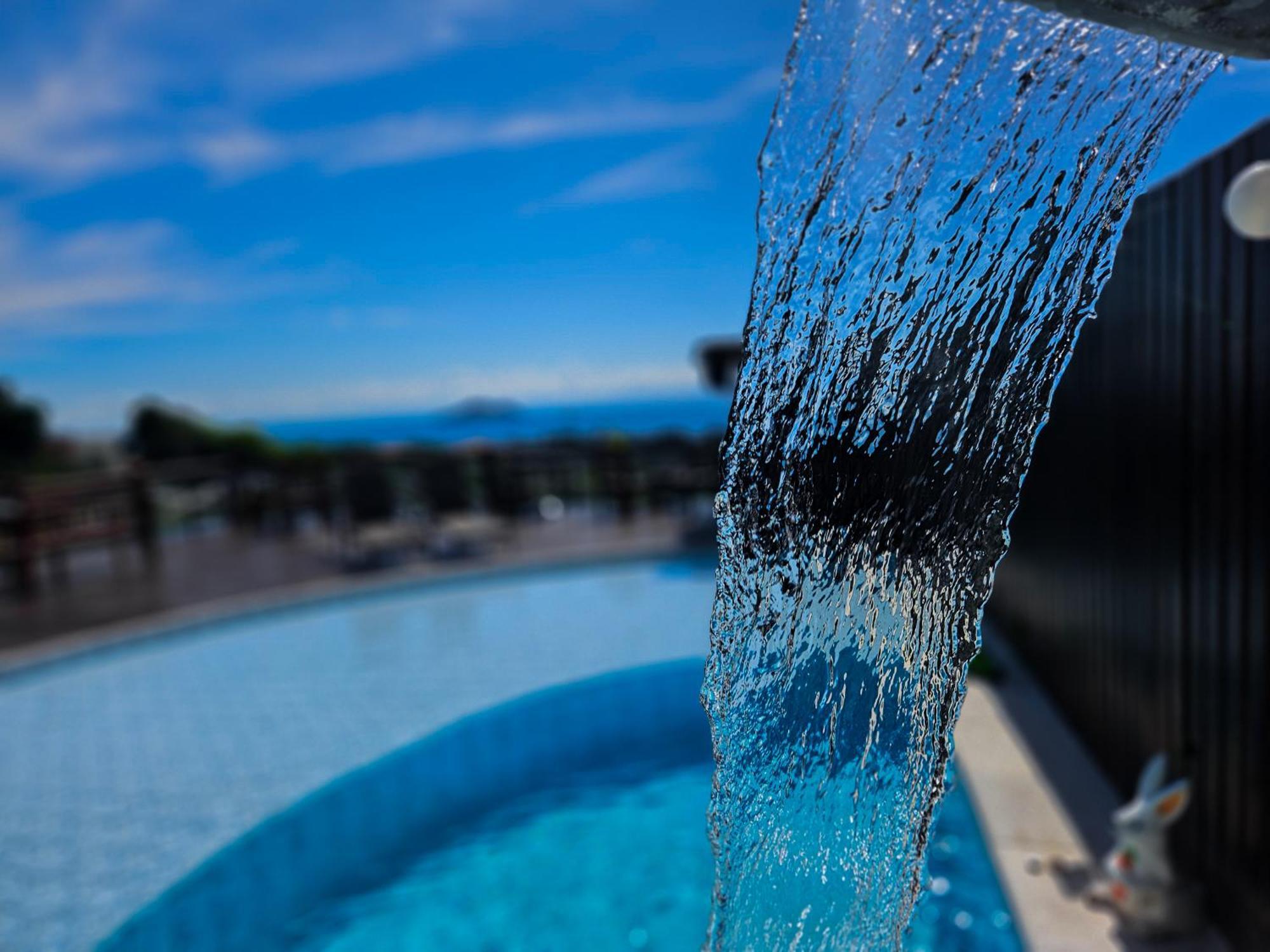 Hotel Bella Vista Ocean View Búzios Exteriér fotografie A shower at a swimming pool